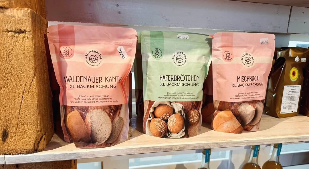 Regal mit glutenfreien Brot- und Brötchenbackmischungen der Brotfabrique