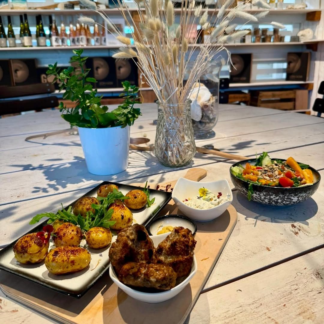 Bistroteller mit Honig-Senf-Kartoffeln, hausgemachten Frikadellen und Salat