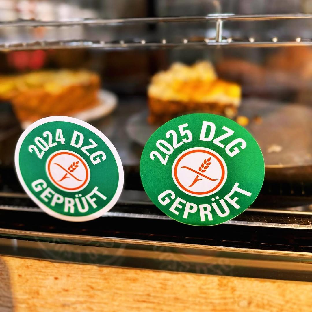 DZG-Prüfsiegel an der Kuchenvitrine von ABBY'S