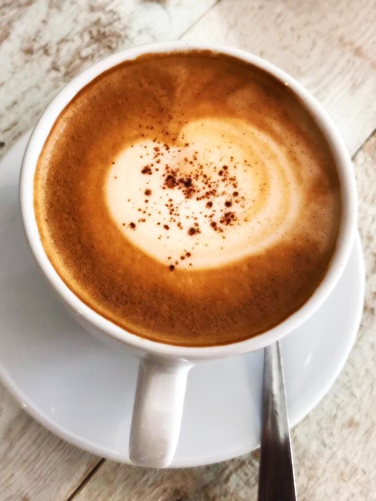 Cappuccino mit Latte-Art in einer Tasse