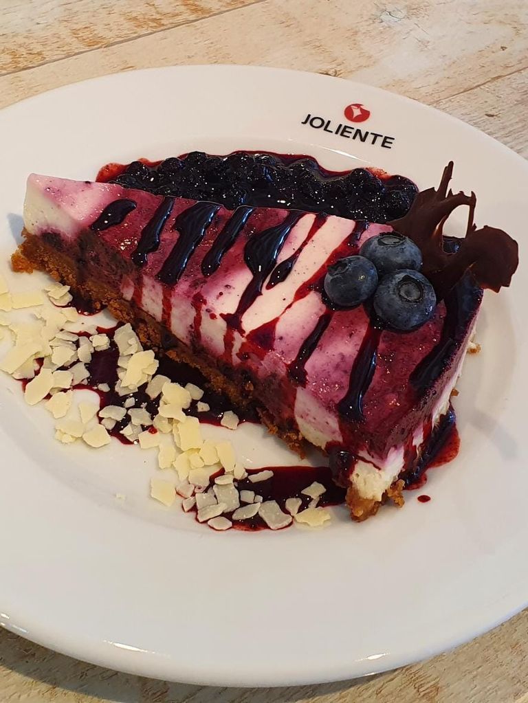 Frisch gebackenes glutenfreies Kuchenstück mit Beeren